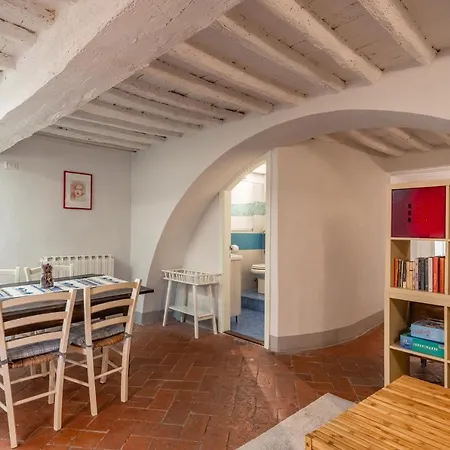 Elisa Loft Davanti Alle Mura